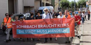 Demonstrationszug durch die Rathausstraße in Rohrbach